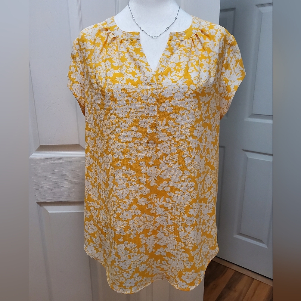 Fun 2 Fun short sleeve blouse, size XL, Yellow with white floral pattern